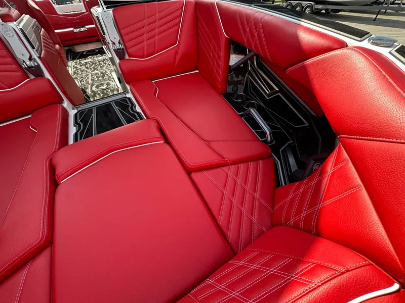 Slide: The Image of Tigé Ultré 25ZX 2025 - 24