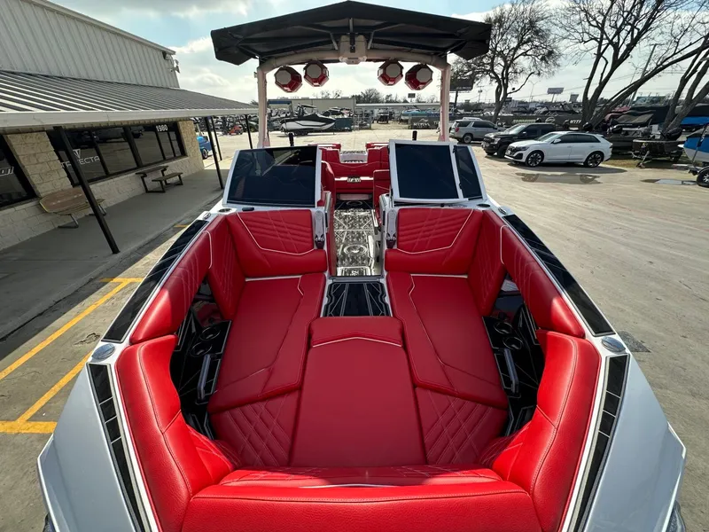 Slide: The Image of Tigé Ultré 25ZX 2025 - 25