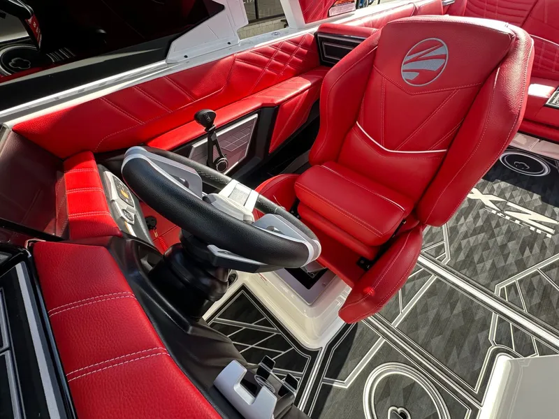 Slide: The Image of Tigé Ultré 25ZX 2025 - 26