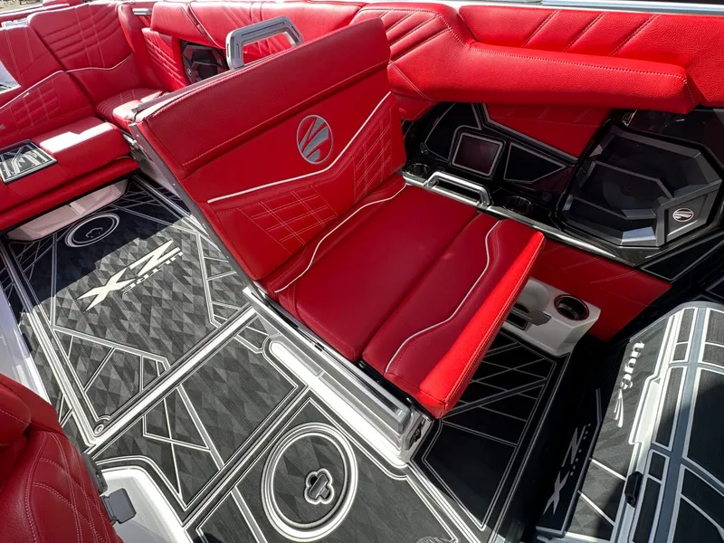 Slide: The Image of Tigé Ultré 25ZX 2025 - 28