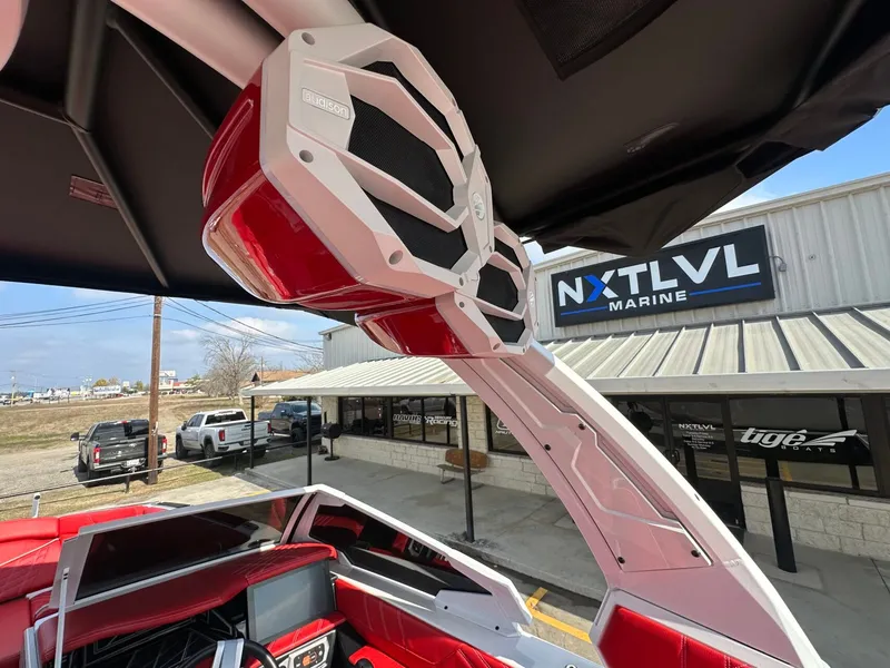 Slide: The Image of Tigé Ultré 25ZX 2025 - 29