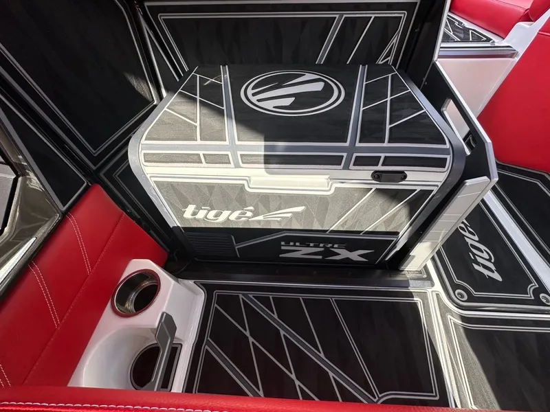 Slide: The Image of Tigé Ultré 25ZX 2025 - 30