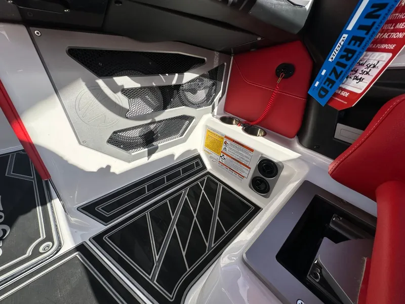 Slide: The Image of Tigé Ultré 25ZX 2025 - 31