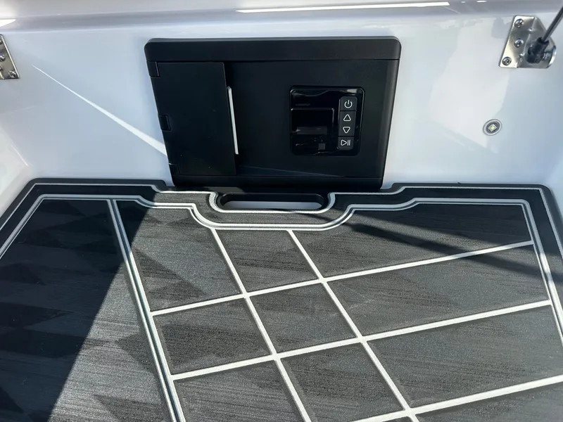 Slide: The Image of Tigé Ultré 25ZX 2025 - 33