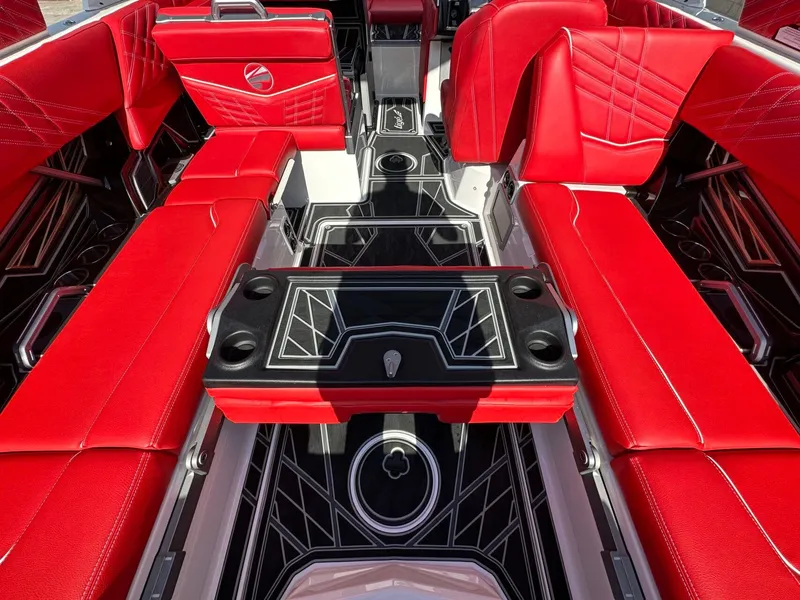 Slide: The Image of Tigé Ultré 25ZX 2025 - 34