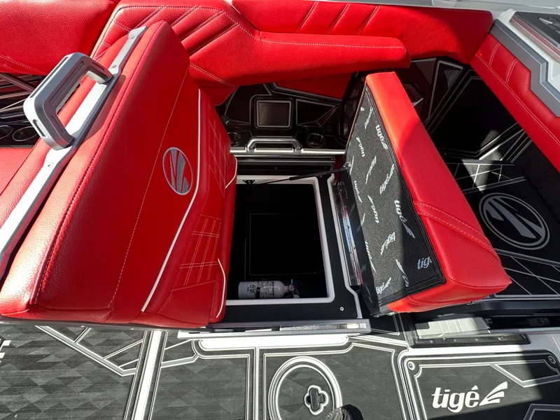 Slide: The Image of Tigé Ultré 25ZX 2025 - 35