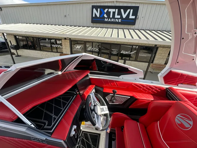 Slide: The Image of Tigé Ultré 25ZX 2025 - 38