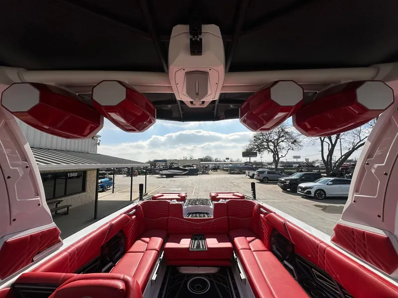 Slide: The Image of Tigé Ultré 25ZX 2025 - 39