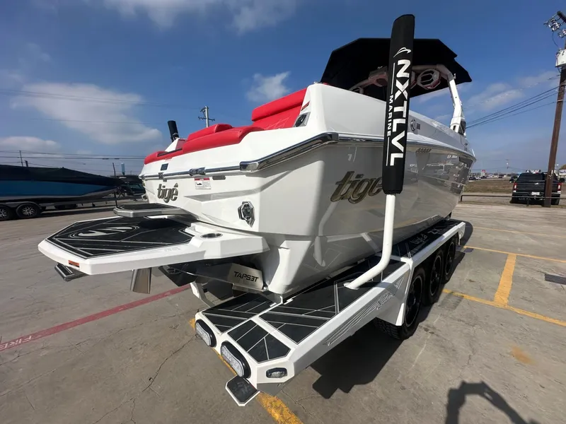 Slide: The Image of Tigé Ultré 25ZX 2025 - 5