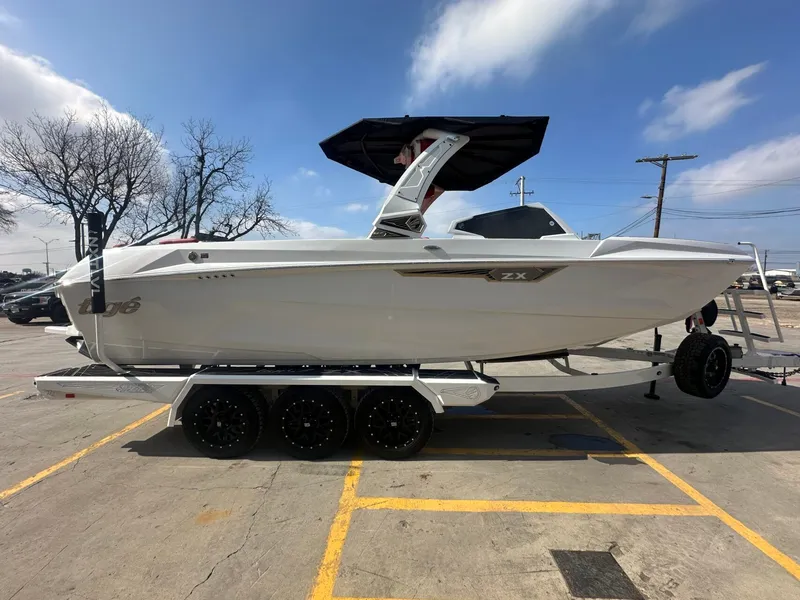 Slide: The Image of Tigé Ultré 25ZX 2025 - 6