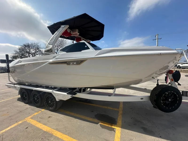 Slide: The Image of Tigé Ultré 25ZX 2025 - 7