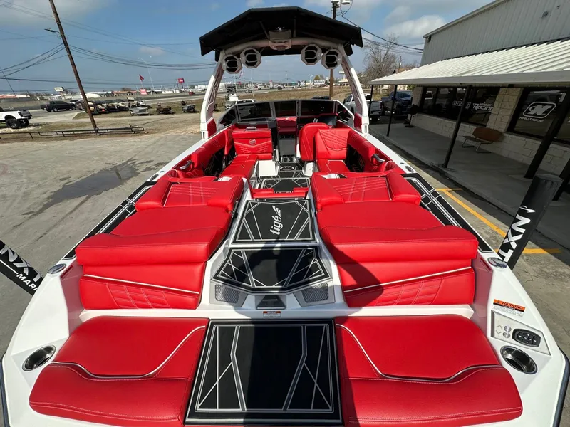 Slide: The Image of Tigé Ultré 25ZX 2025 - 9