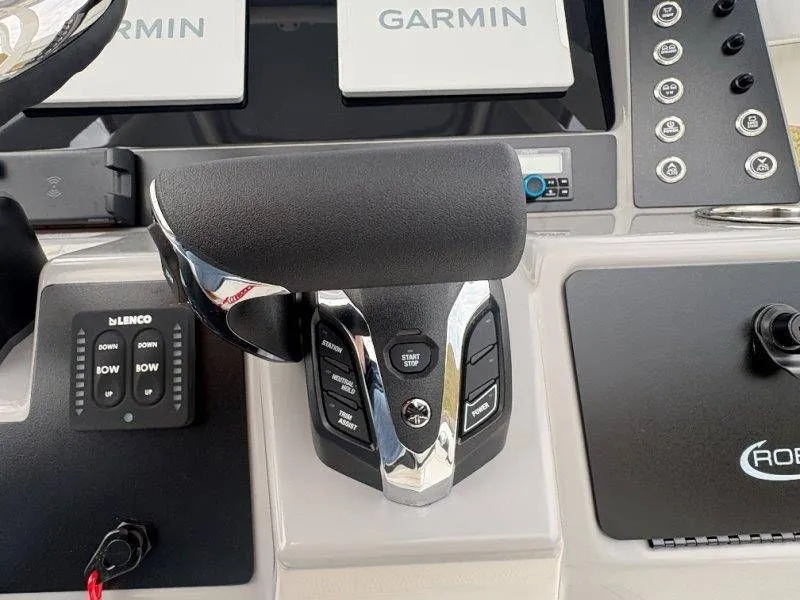 Slide: The Image of Robalo 246 Cayman 2026 - 102