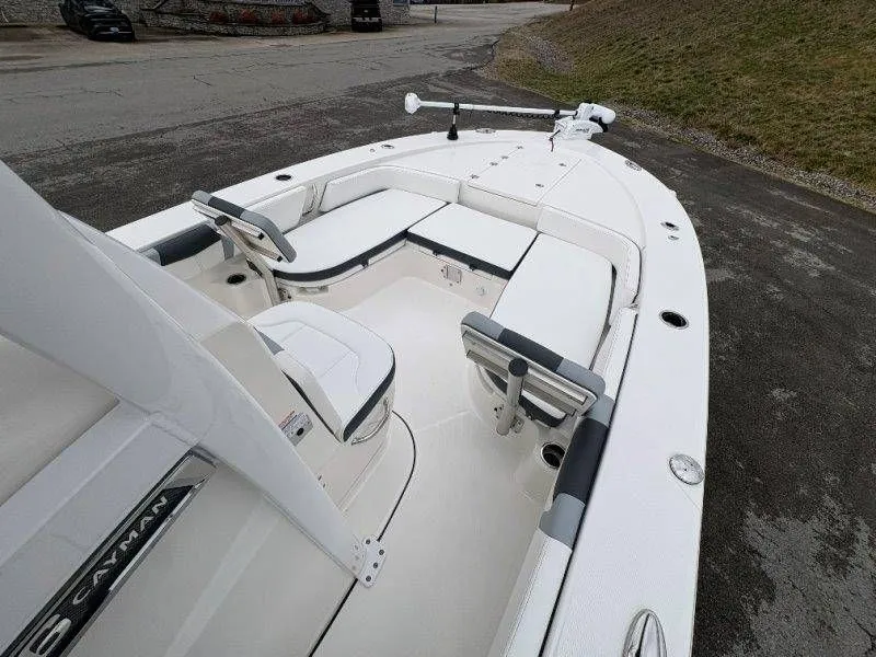 Slide: The Image of Robalo 246 Cayman 2026 - 103