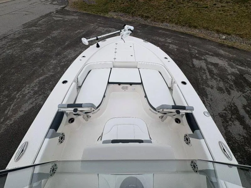 Slide: The Image of Robalo 246 Cayman 2026 - 107