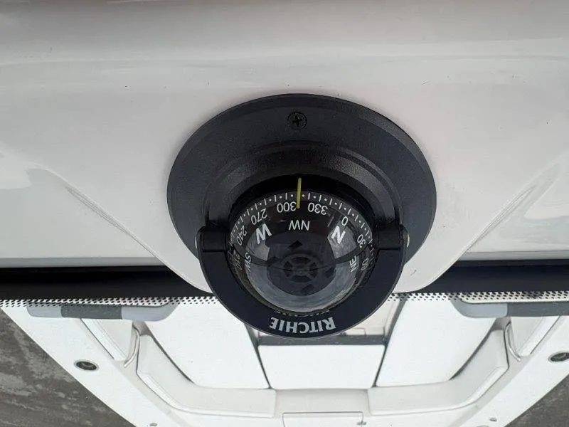 Slide: The Image of Robalo 246 Cayman 2026 - 108