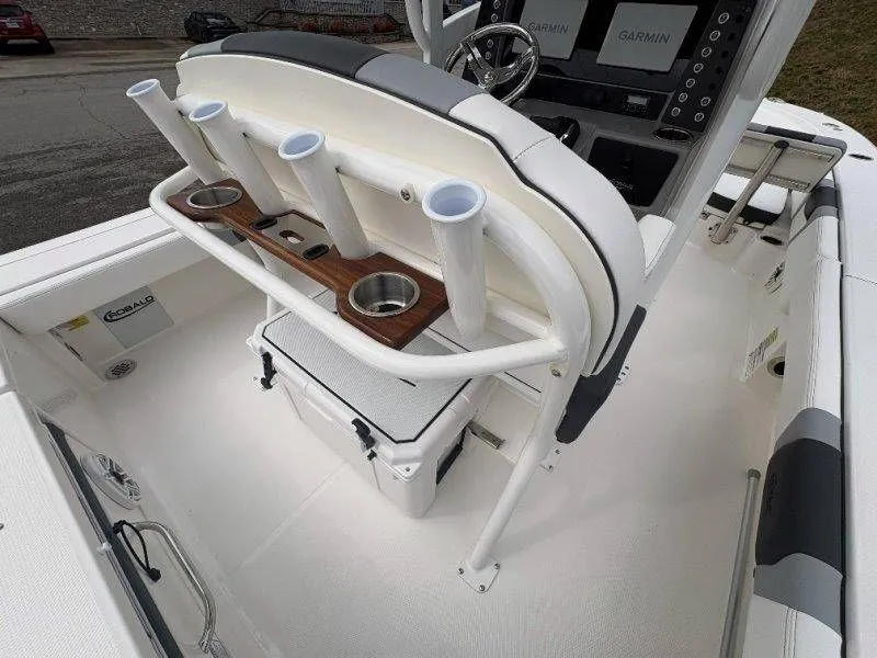 Slide: The Image of Robalo 246 Cayman 2026 - 110