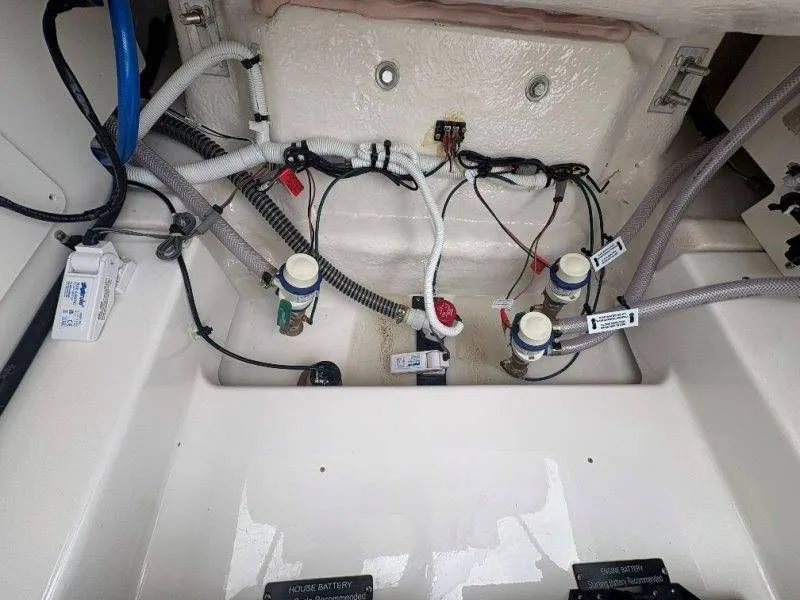 Slide: The Image of Robalo 246 Cayman 2026 - 112