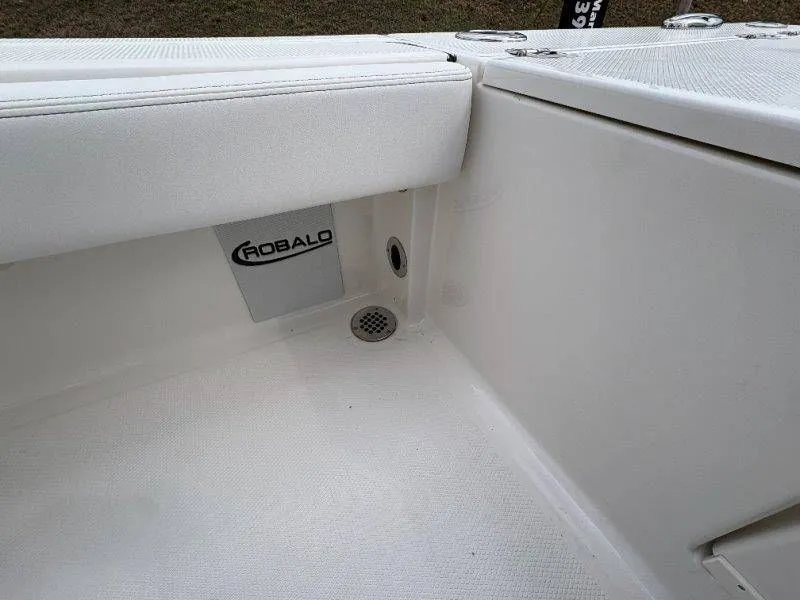 Slide: The Image of Robalo 246 Cayman 2026 - 115