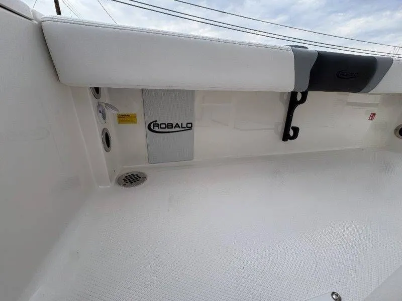 Slide: The Image of Robalo 246 Cayman 2026 - 116