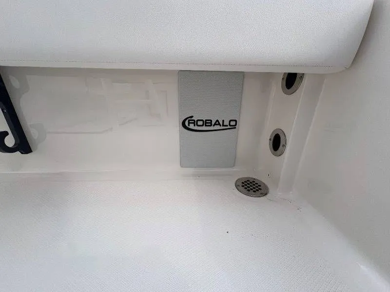 Slide: The Image of Robalo 246 Cayman 2026 - 117