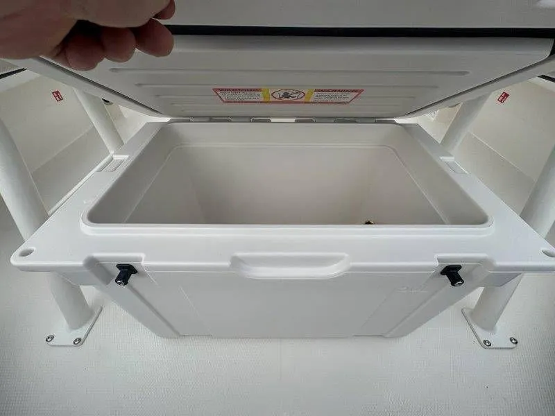 Slide: The Image of Robalo 246 Cayman 2026 - 119