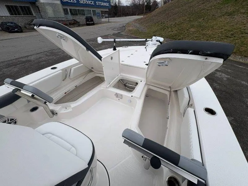 Slide: The Image of Robalo 246 Cayman 2026 - 121