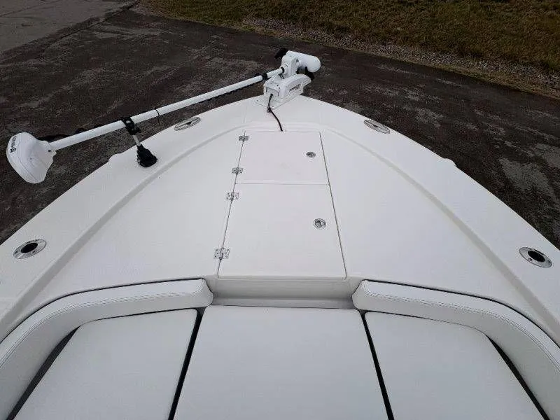 Slide: The Image of Robalo 246 Cayman 2026 - 122