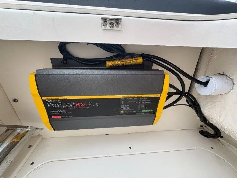 Slide: The Image of Robalo 246 Cayman 2026 - 124