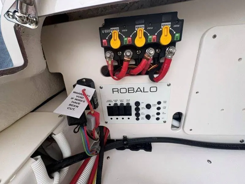 Slide: The Image of Robalo 246 Cayman 2026 - 126