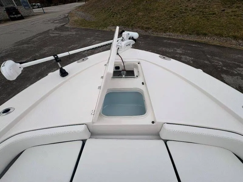 Slide: The Image of Robalo 246 Cayman 2026 - 129