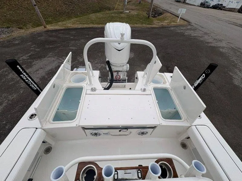 Slide: The Image of Robalo 246 Cayman 2026 - 131