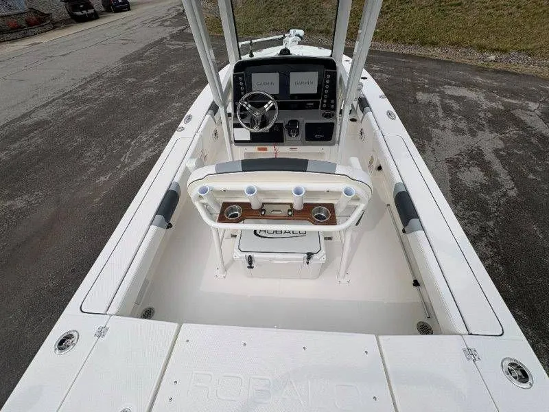 Slide: The Image of Robalo 246 Cayman 2026 - 132