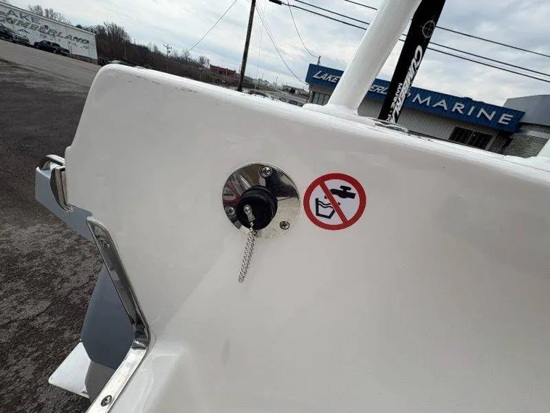 Slide: The Image of Robalo 246 Cayman 2026 - 133