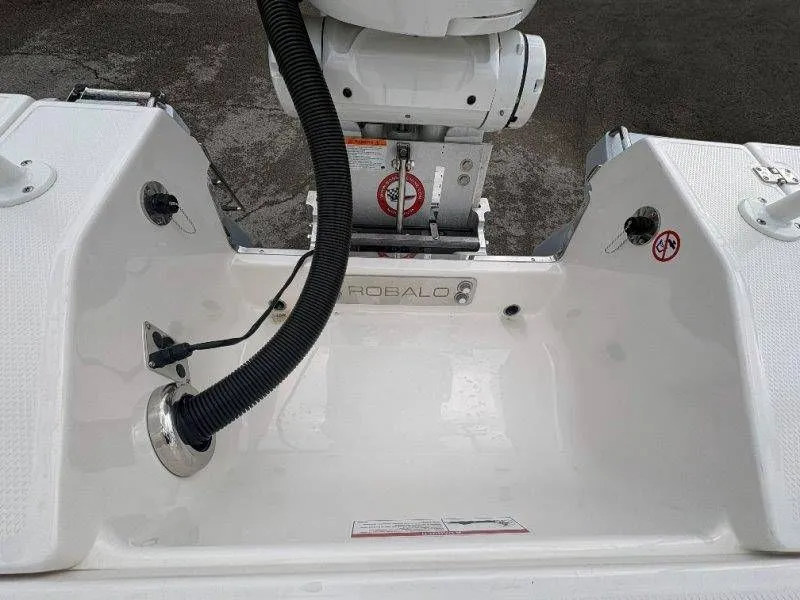 Slide: The Image of Robalo 246 Cayman 2026 - 138