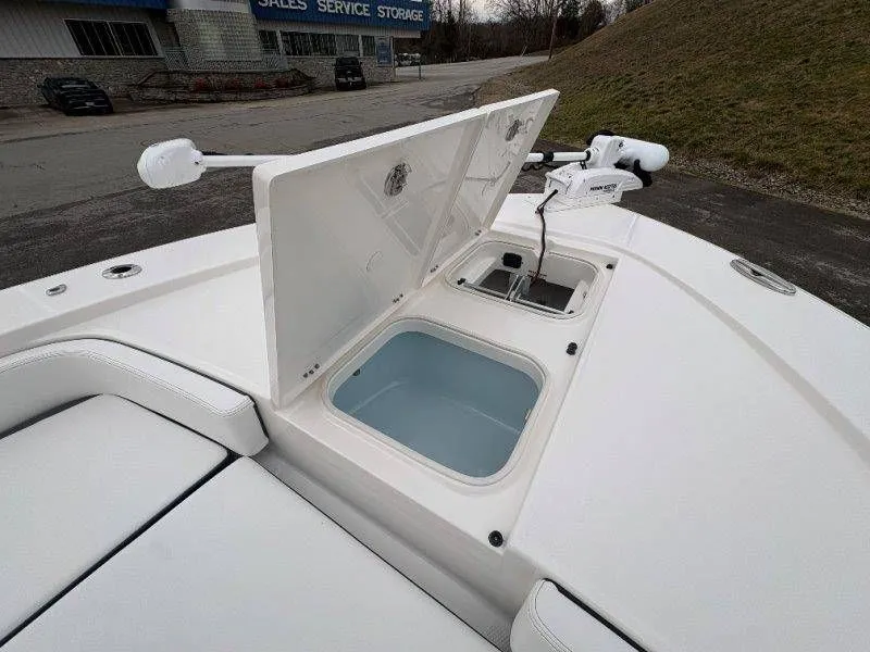 Slide: The Image of Robalo 246 Cayman 2026 - 139