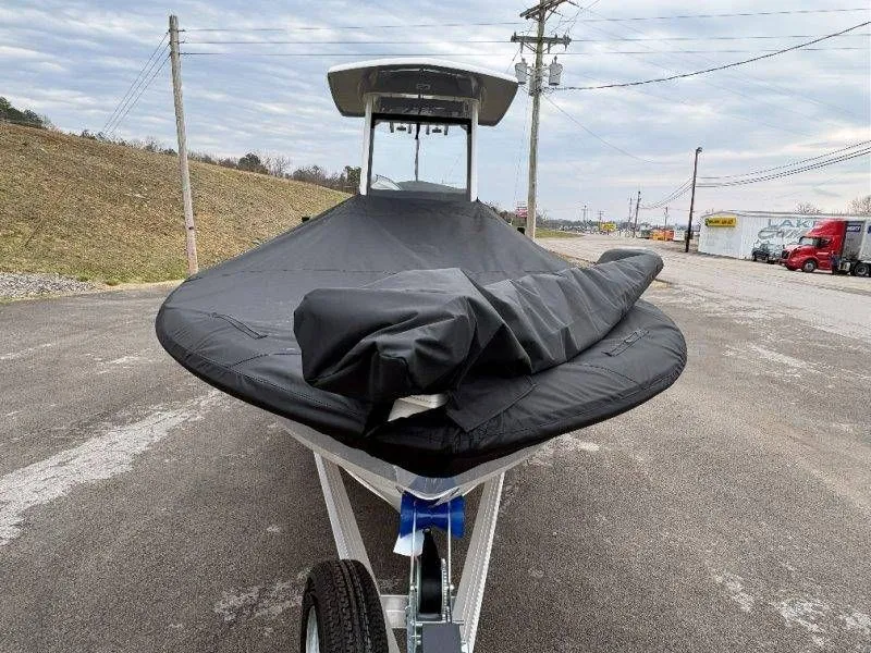 Slide: The Image of Robalo 246 Cayman 2026 - 142