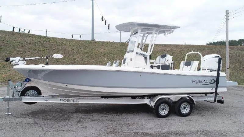 Slide: The Image of Robalo 246 Cayman 2026 - 18