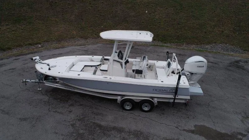 Slide: The Image of Robalo 246 Cayman 2026 - 20