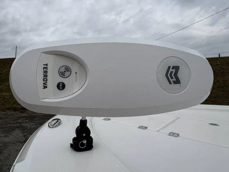 Slide: The Image of Robalo 246 Cayman 2026 - 28