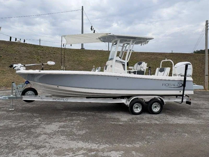 Slide: The Image of Robalo 246 Cayman 2026 - 34