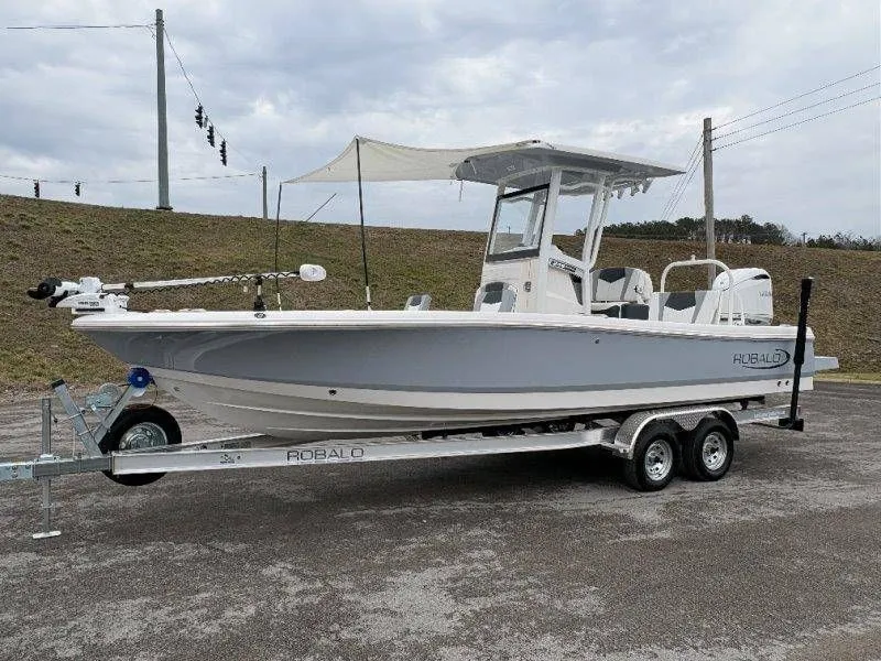 Slide: The Image of Robalo 246 Cayman 2026 - 41