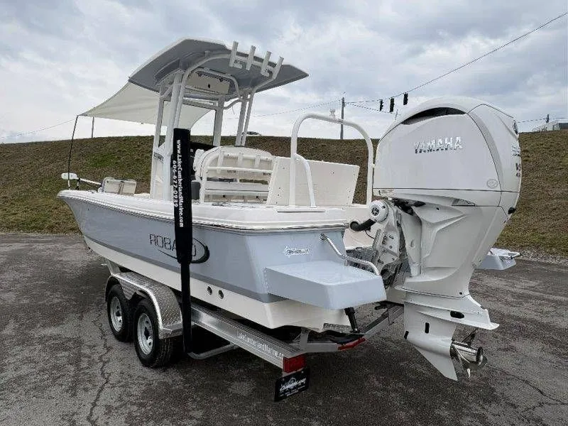 Slide: The Image of Robalo 246 Cayman 2026 - 42