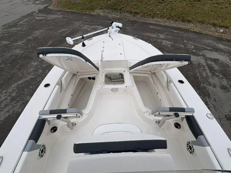 Slide: The Image of Robalo 246 Cayman 2026 - 45