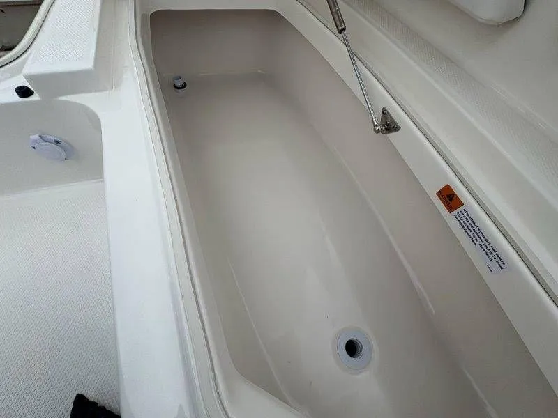 Slide: The Image of Robalo 246 Cayman 2026 - 51