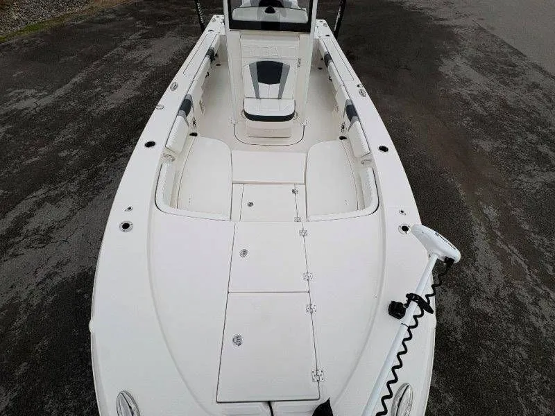 Slide: The Image of Robalo 246 Cayman 2026 - 53