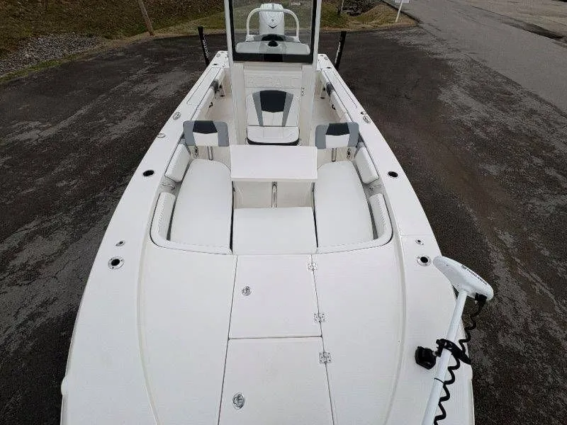 Slide: The Image of Robalo 246 Cayman 2026 - 61