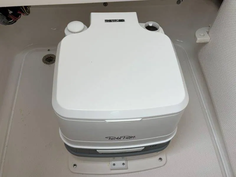 Slide: The Image of Robalo 246 Cayman 2026 - 67