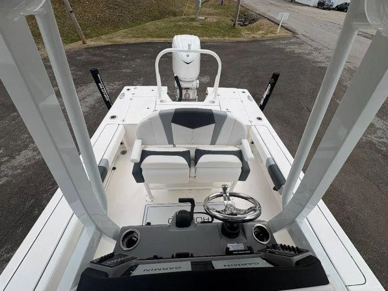 Slide: The Image of Robalo 246 Cayman 2026 - 69