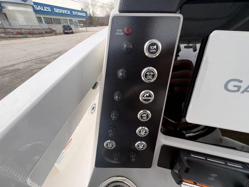 Slide: The Image of Robalo 246 Cayman 2026 - 72